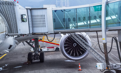 Passerelle tunnel d’accès à bord d’un avion gros-porteur 