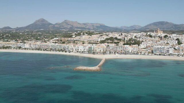 Altea en vista a&eacute;rea con la playa , la iglesia y el centro hist&oacute;rico  con todas sus casas encaladas de blanco resplandeciente.