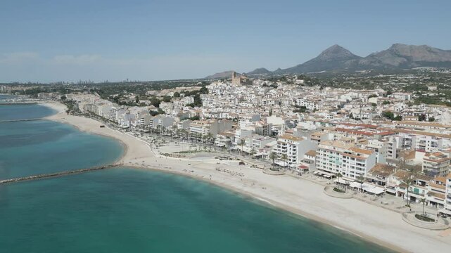 Altea en vista a&eacute;rea con la playa , la iglesia y el centro hist&oacute;rico  con todas sus casas encaladas de blanco resplandeciente.