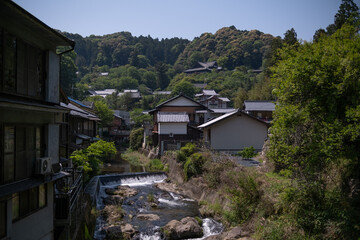 日本、奈良、神社、夏、綠葉、神道教、鳥居、木造建築、古代建築、文化財、日本文化、歷史名勝、綠色、風景、青空、初夏、写真素材	
