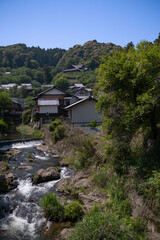 日本、奈良、神社、夏、綠葉、神道教、鳥居、木造建築、古代建築、文化財、日本文化、歷史名勝、綠色、風景、青空、初夏、写真素材	
