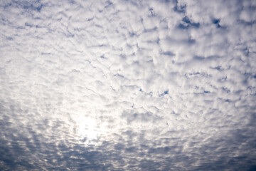 Obraz premium Wooden table surface with a scenic blue sky and fluffy clouds in the background, perfect for natural product displays or outdoor-themed designs.