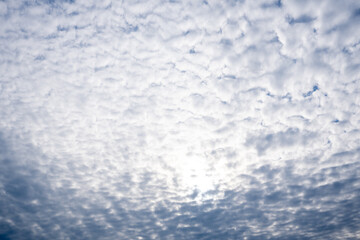 Obraz premium Wooden table surface with a scenic blue sky and fluffy clouds in the background, perfect for natural product displays or outdoor-themed designs.