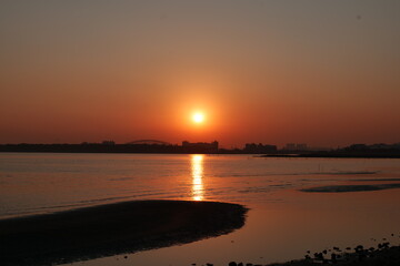 静かな海に沈む夕日