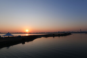 静かな海に沈む夕日
