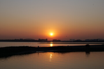 Fototapeta premium 静かな海に沈む夕日