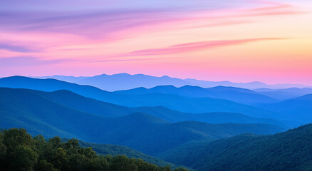 Obraz premium Cordilheira banhada em luz rosa e azul ao pôr do sol
