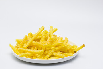 Plato de crujientes patatas fritas con fondo blanco