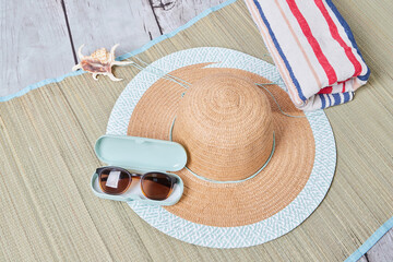 co na wakacje, kapelusz i okulary © anix