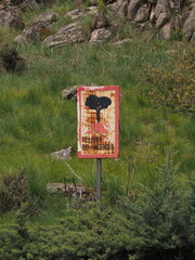 An old, rusty sign that says 