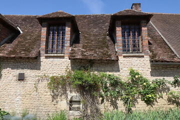 Fototapeta premium Maison typique, vue de l'extérieur, village de Yèvre le Châtel, département du Loiret, France