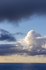 Obraz premium Dramatic Cloudscape Over Calm Pacific Ocean During Morning Twilight