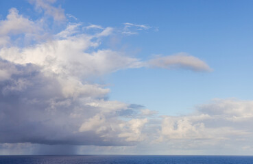 Obraz premium Tranquil Ocean Horizon with Dramatic Clouds and Blue Skies