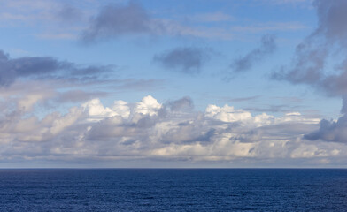 Obraz premium Cloudscape Over the Pacific Ocean with a Beautiful Blue Sky View