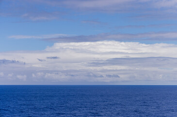 Obraz premium Serene Ocean Horizon Under a Vast Cloudscape in the Pacific Ocean