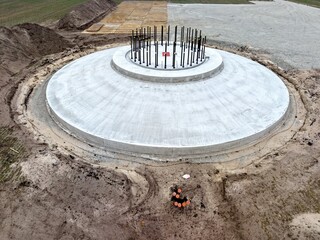 Luftbild eines neu erstelltem Fundament einer Windkraftanlage aus Beton, Windrad, Windenergie, Stahlbeton, Baustelle, Energiewende, WEA