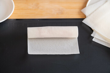 春巻きの皮で巻くソーセージ