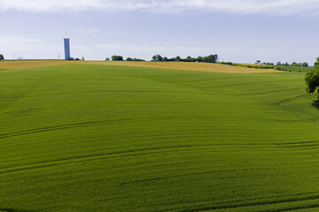 Château d'eau et champ vert