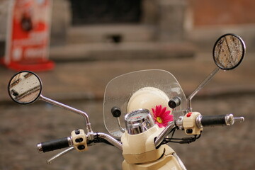 Romantyczny skuter retro / Romantic Retro Scooter