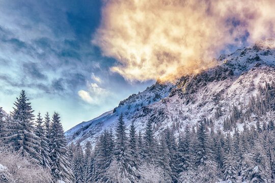 Zima w drodze na Morskie Oko, Polska
Winter on the Way to Morskie Oko, Poland