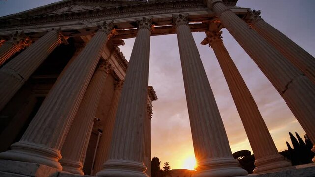 Coucher de soleil spectaculaire &agrave; travers les colonnes d'un temple antique

