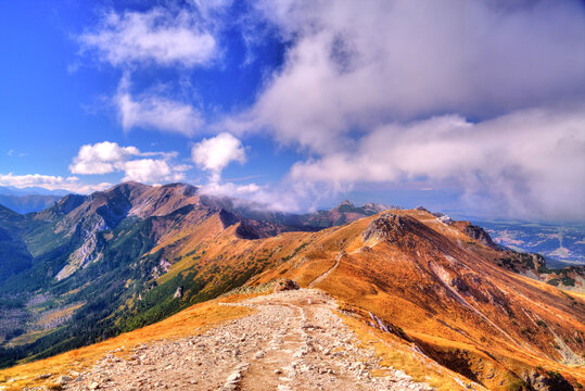 Tatry, Liliowe &ndash; widok na Kasprowy Wierch, Polska, jesień w g&oacute;rach
Tatra Mountains, Liliowe Pass &ndash; view of Kasprowy Wierch, Poland, autumn in the mountains