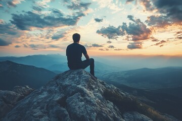Obraz premium Contemplation on a mountain top during a breathtaking sunset