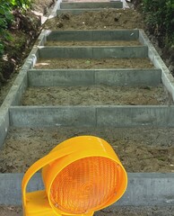 Baustelle an einer neu angelegten flachen Treppe im Freien