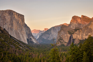 Obraz premium Tunnel View at sunset, Yosemite National Park, California 