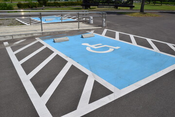 思いやり駐車場 車椅子マーク