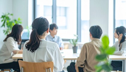 スタートアップの企画会議に集まる社員たち