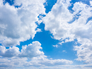 Un beau ciel bleu de printemps avec des nuages blancs nuageux