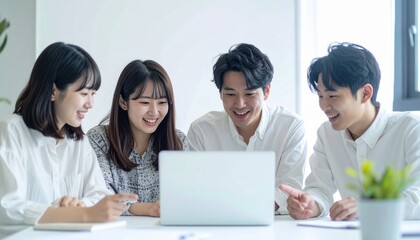 ノートパソコンを囲んで話し合うスタートアップチーム