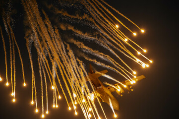 pokazy lotnicze z materiałami pirotechnicznymi  © kopuwka