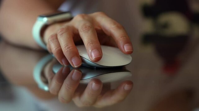 Usando mouse en el escritorio de vidrio donde genera un reflejo