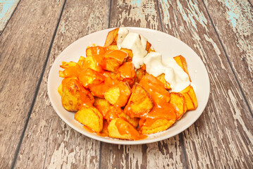 Bravas potatoes are a typical preparation from the bars of Spain that consists of potatoes cut into large cubes, fried in olive oil and seasoned with brava sauce, which is a spicy sauce