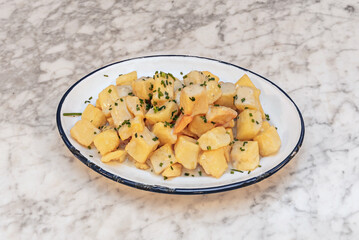 Even so, it is not uncommon to find bravas sauces based on fried tomato