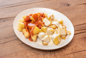 Traditionally, brava sauce should contain spicy paprika from La Vera or cayenne, which gives it a pungency