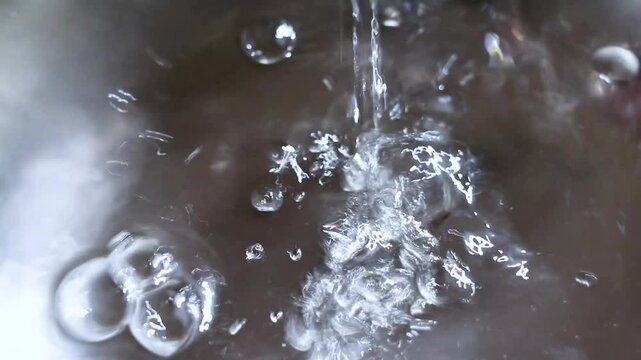 水が流れ落ちて泡立つ水面