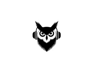 Fototapeta premium A stylized owl wea headphones listens intently to music a perfect for ophiles or music lovers.
