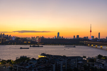 The Yangtze River banks in Wuhan, known as "Jiangcheng" (River City), blend natural scenery with urban vitality.