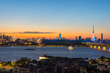 The Yangtze River banks in Wuhan, known as "Jiangcheng" (River City), blend natural scenery with urban vitality.