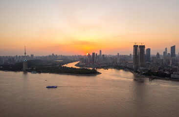 The Yangtze River banks in Wuhan, known as "Jiangcheng" (River City), blend natural scenery with urban vitality.