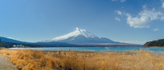 Mount fuji at Lake Yamanaka with sunny day.