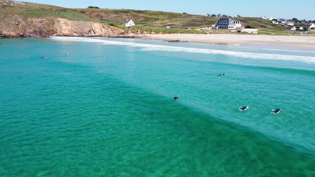 Surfeurs en Bretagne