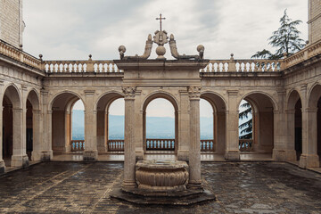 Monte Cassino Klasztor dziedziniec
