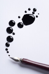 macchie di inchiostro nero con penna  su carta bianca