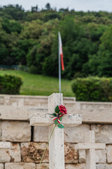 Polski Cmentarz Wojenny Monte Cassino, krzyż z flagą © Marcin