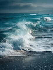 Fototapeta premium Ocean waves rise and fall with energy, creating white frothy peaks as they reach the sandy shore. The serene atmosphere is highlighted by the fading daylight, showcasing nature’s beauty