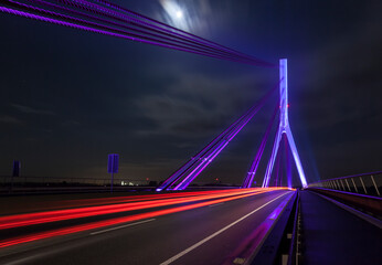 Obraz premium Illuminated bridge crossing river Rhine near Wesel at night